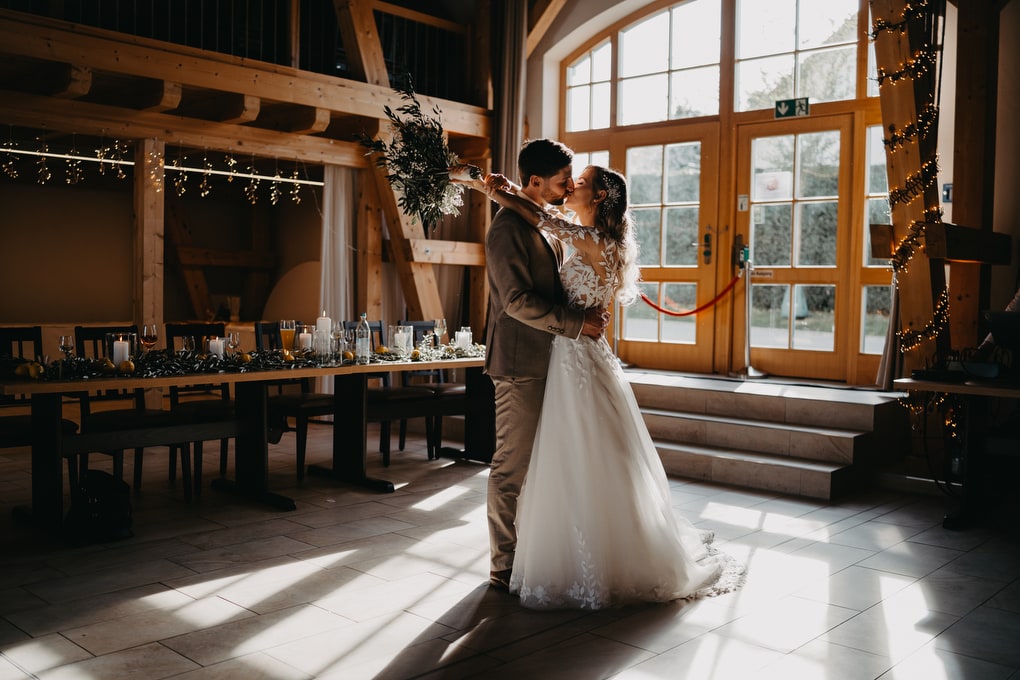 Frische Akzente und mediterranes Flair. Diese Hochzeit besticht mit stilvoller Zitronen Dekoration und sommerlicher Leichtigkeit.